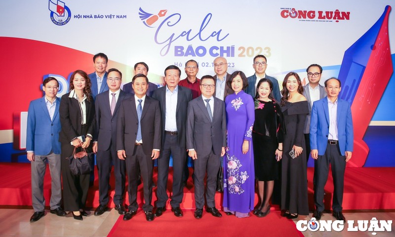 Gala Bao chi 2023 - Trao giai anh “Khoanh khac bao chi 2022”: Ton vinh ban linh dan than, lan toa suc sang tao-Hinh-10