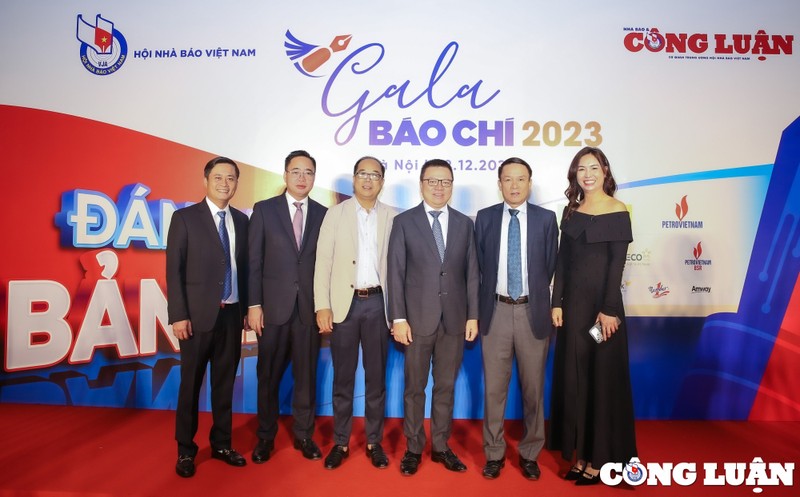 Gala Bao chi 2023 - Trao giai anh “Khoanh khac bao chi 2022”: Ton vinh ban linh dan than, lan toa suc sang tao-Hinh-9