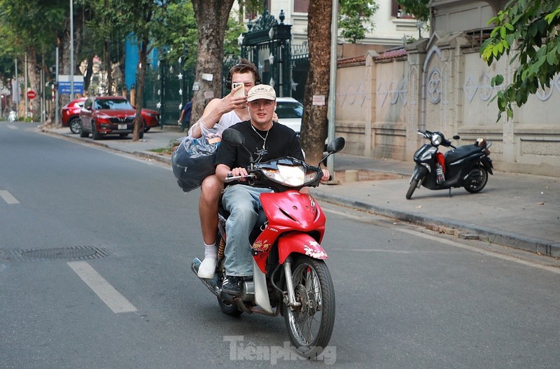 Khach Tay dau tran, phong xe may tren duong pho Ha Noi-Hinh-3