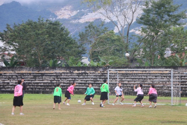 Ve mien dat Ngoc xem phu nu Tay mac vay da bong-Hinh-4