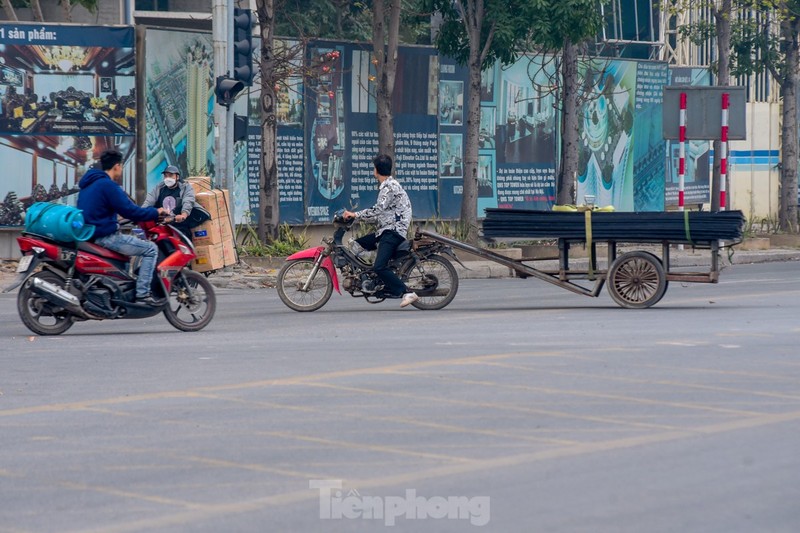 Xe tu che 'cong' hang cong kenh tung hoanh tren duong pho Ha Noi-Hinh-10