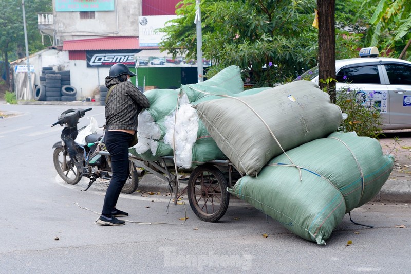 Xe tu che 'cong' hang cong kenh tung hoanh tren duong pho Ha Noi-Hinh-11