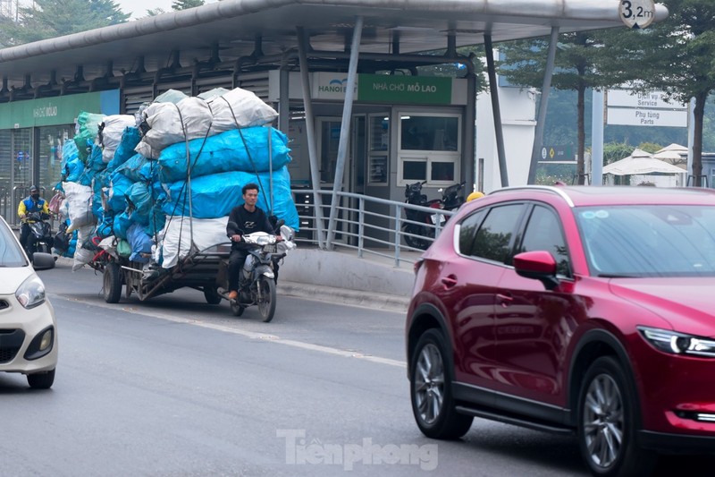 Xe tu che 'cong' hang cong kenh tung hoanh tren duong pho Ha Noi-Hinh-2