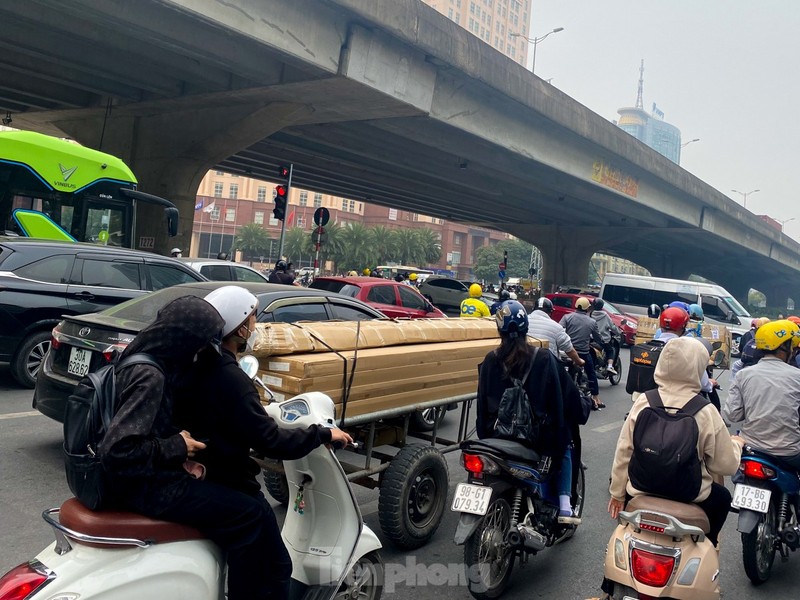 Xe tu che 'cong' hang cong kenh tung hoanh tren duong pho Ha Noi-Hinh-3