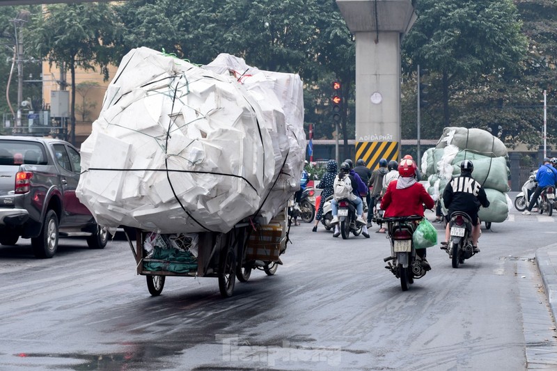 Xe tu che 'cong' hang cong kenh tung hoanh tren duong pho Ha Noi-Hinh-4