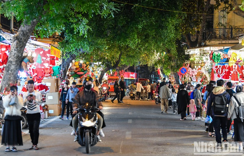 Sac mau Giang sinh tran ngap pho phuong Ha Noi