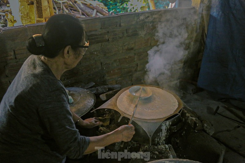 Xuyen dem lam hang Tet o lang banh trang 500 nam tuoi