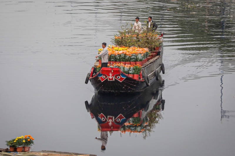 Cho hoa “Tren ben duoi thuyen” bat dau hoat dong phuc vu Tet-Hinh-3