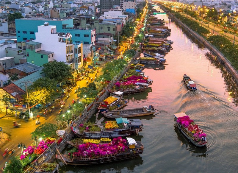 Cho hoa “Tren ben duoi thuyen” bat dau hoat dong phuc vu Tet