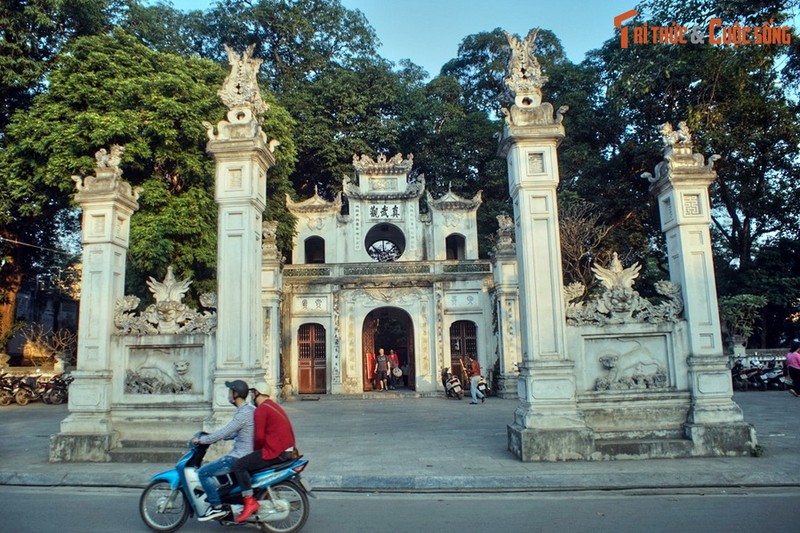 Loat den chua co phai ghe tham tren con duong “lang man nhat Ha Noi