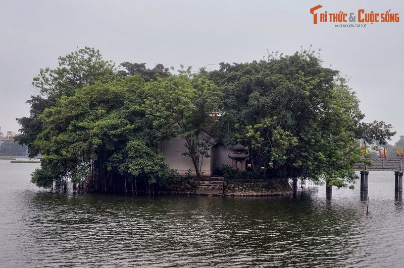 Loat den chua co phai ghe tham tren con duong “lang man nhat Ha Noi