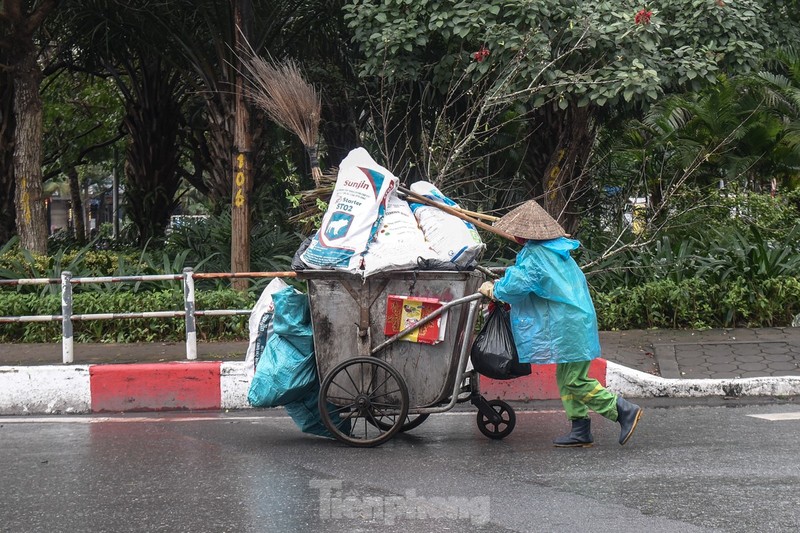 Nguoi dan Thu do trong nhung ngay mua ret di thuong dau nam 2024-Hinh-5