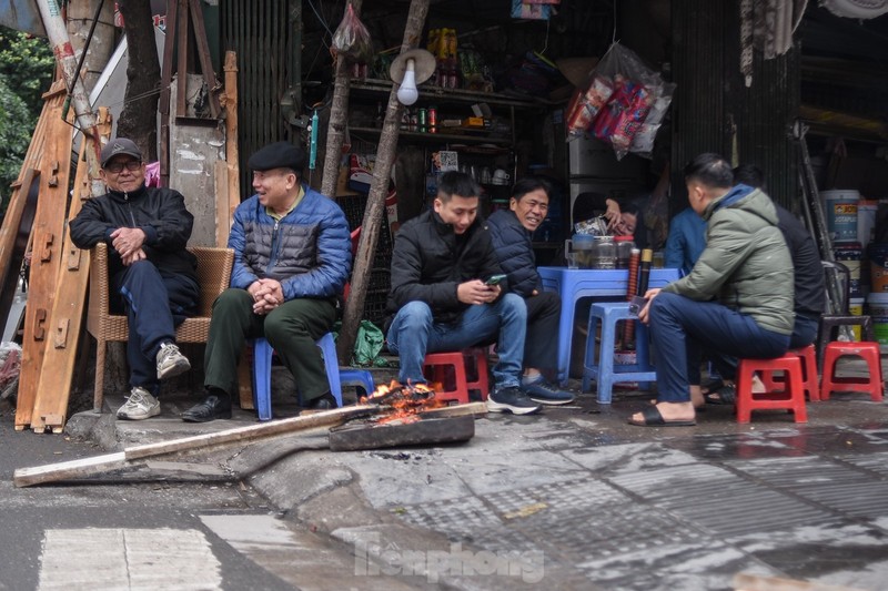 Nguoi dan Thu do trong nhung ngay mua ret di thuong dau nam 2024-Hinh-7