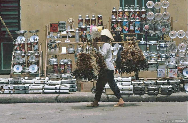 Phu nu Ha Noi trong loat anh doi thuong dau thap nien 1990-Hinh-2