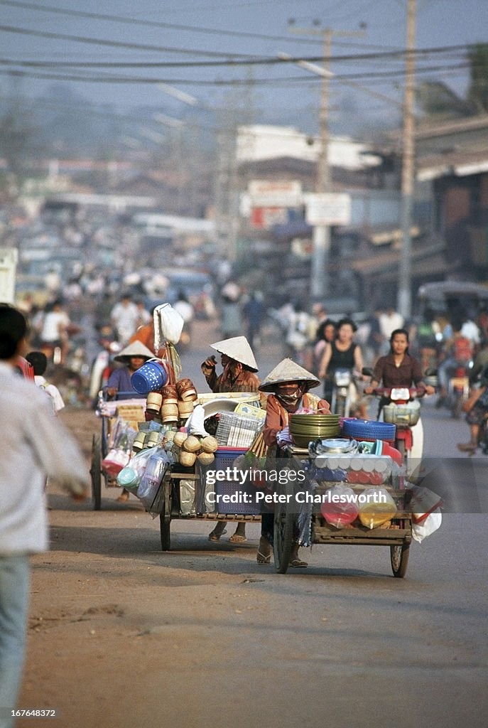 Loat anh “chat lu” ve cuoc song o thu do cua Lao nam 1991-Hinh-4