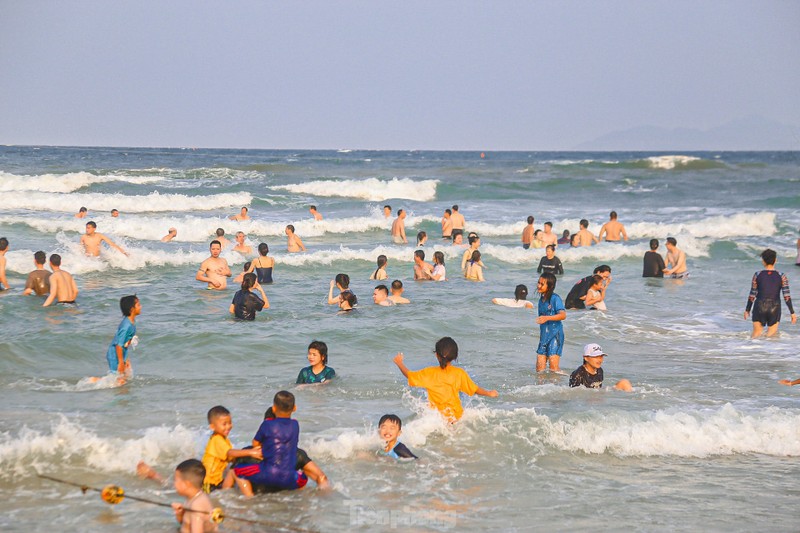 Nguoi dan do xo ra bien Da Nang giai nhiet nang nong-Hinh-2