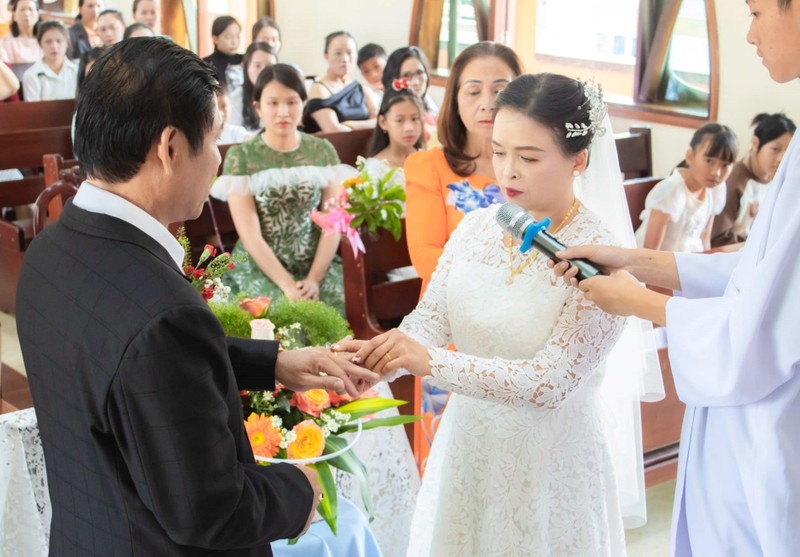 View - 	Cô dâu U60 tái hôn hàng xóm tài trợ áo cưới loa đài