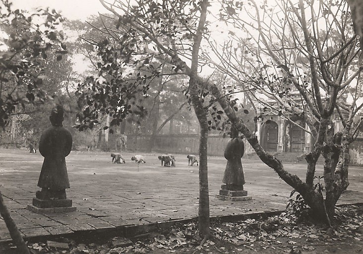 Hinh doc ve lang tam cac vi vua nha Nguyen o Hue nam 1919-1926-Hinh-5