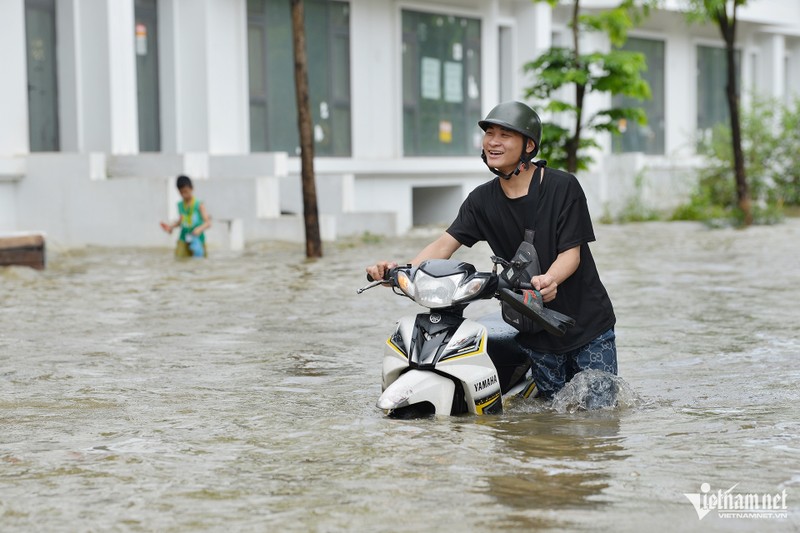 Khu biet thu 'thien duong' o Ha Noi chim sau trong nuoc suot 2 ngay-Hinh-2