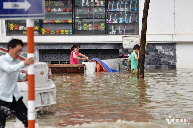 Khu biet thu 'thien duong' o Ha Noi chim sau trong nuoc suot 2 ngay-Hinh-3