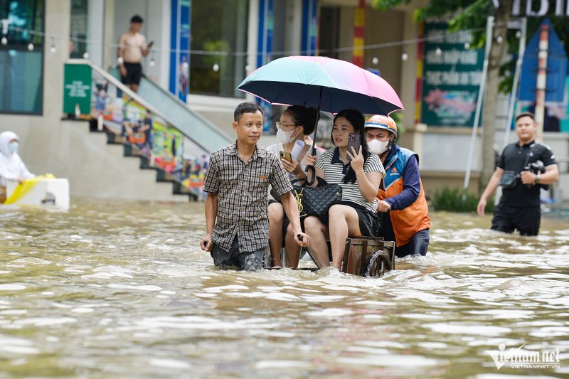 Khu biet thu 'thien duong' o Ha Noi chim sau trong nuoc suot 2 ngay-Hinh-6