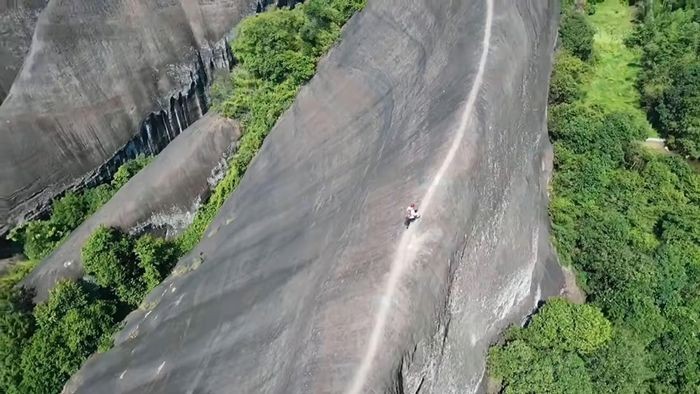 Ngon nui ky vi, trong nhu luoi dao khong lo-Hinh-2