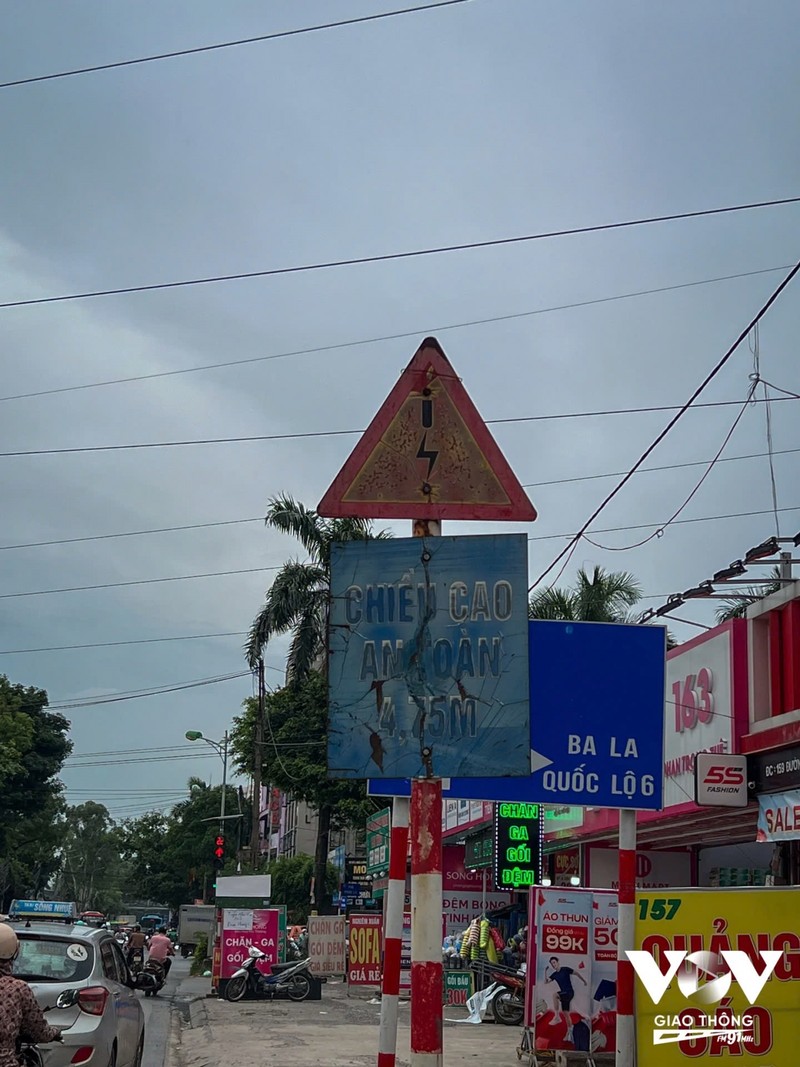 Loat bien bao giao thong lam kho nguoi di duong-Hinh-10