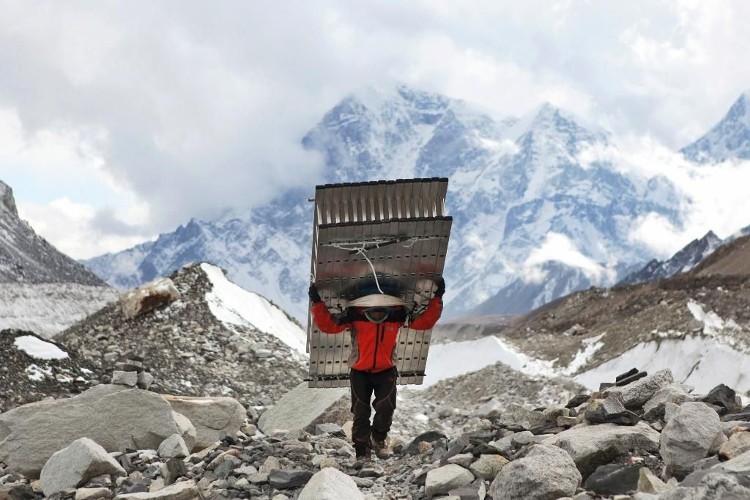 Suc manh bi an cua nguoi Sherpa tren dinh Himalaya