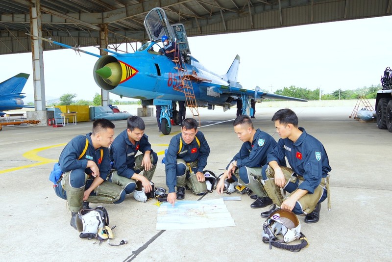 Nghe phi cong tre lai tiem kich ke chuyen bo nhao cat bom