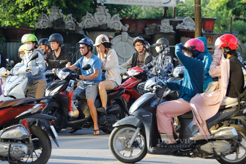 Nha cao tang o Ha Noi lap kinh vang gay choi mat cho nguoi di duong-Hinh-6