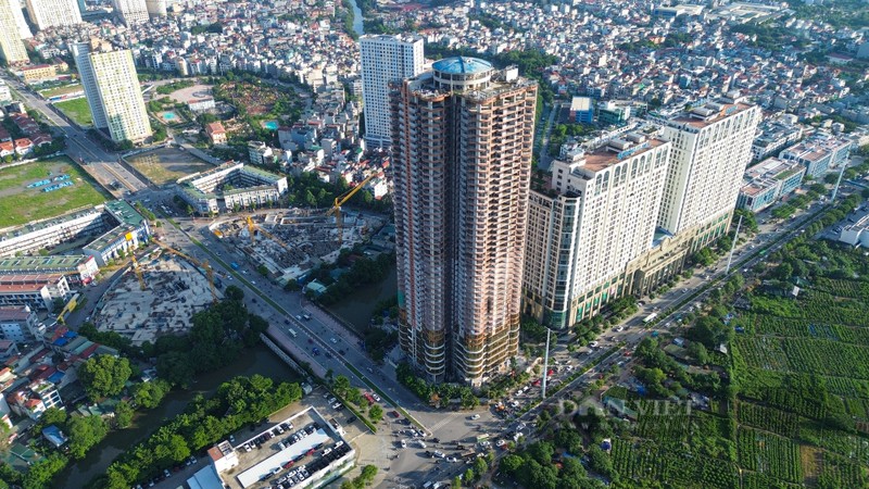 Nha cao tang o Ha Noi lap kinh vang gay choi mat cho nguoi di duong