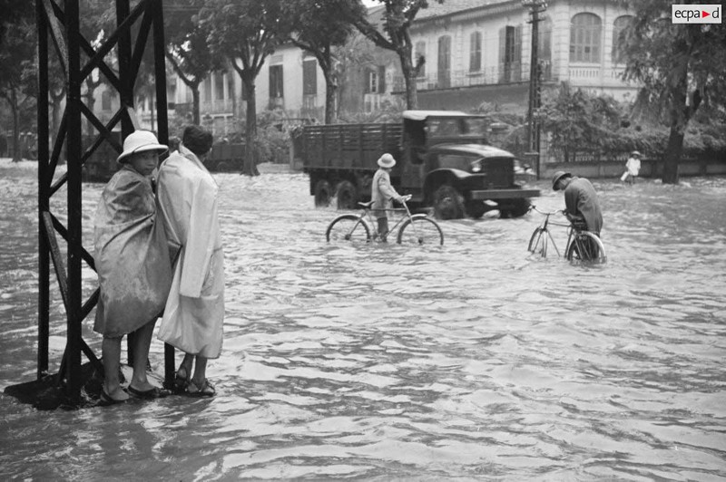 Hinh doc: Canh ngap lut o Ha Noi ngay 1/8/1952