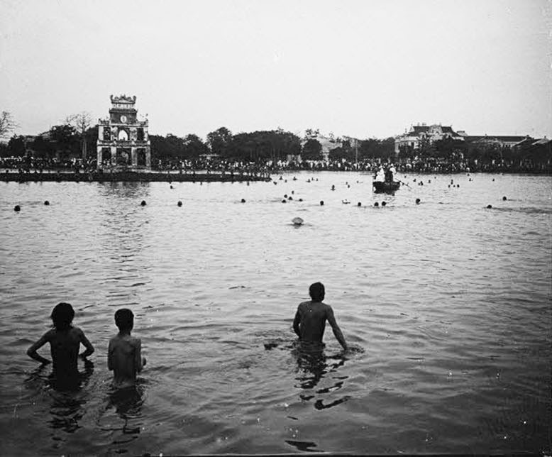 Canh dua vit thu vi o ho Hoan Kiem, Ha Noi nam 1905 -1906-Hinh-3