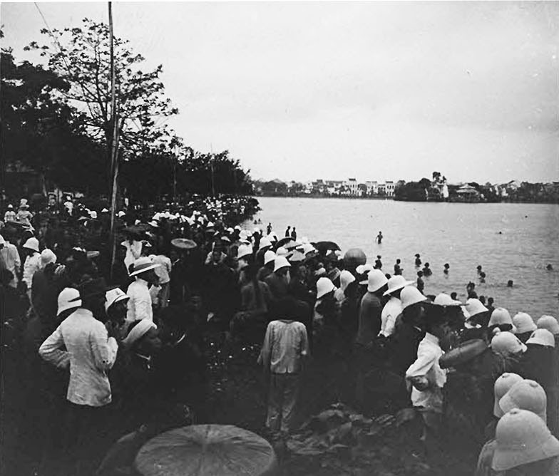 Canh dua vit thu vi o ho Hoan Kiem, Ha Noi nam 1905 -1906