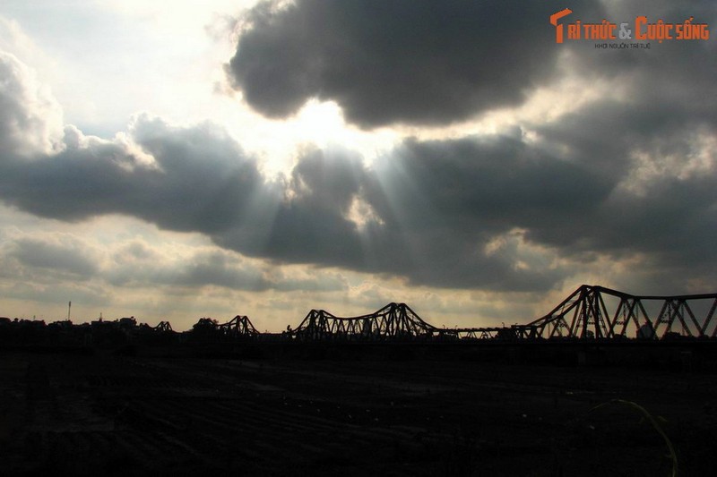 Hoi uc hao hung ngay 10/10/1954 tren cau co nhat Ha Noi-Hinh-9