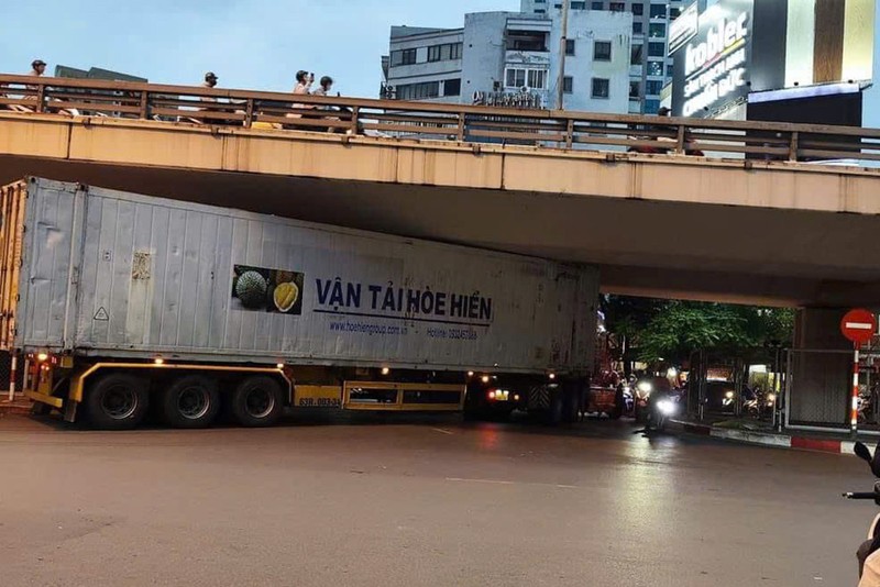 Tai xe xe container mac ket duoi gam cau Nga Tu So khai gi?