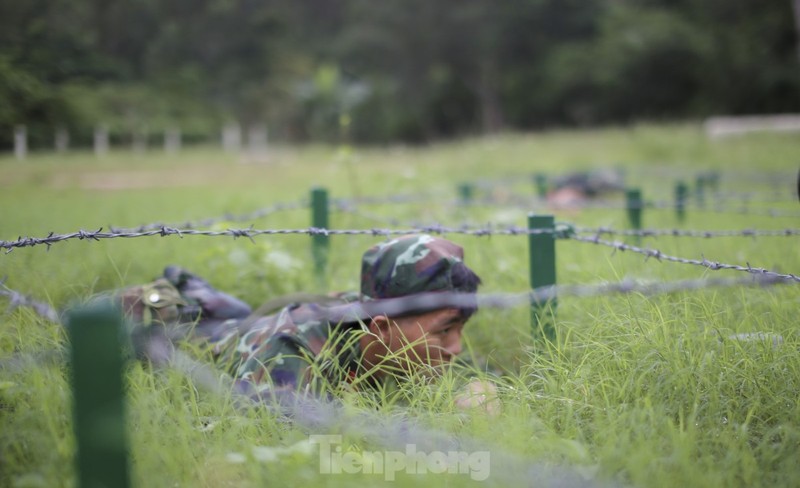 Xem bo doi trinh sat luon qua hang rao gai ren 'tinh than thep'-Hinh-11