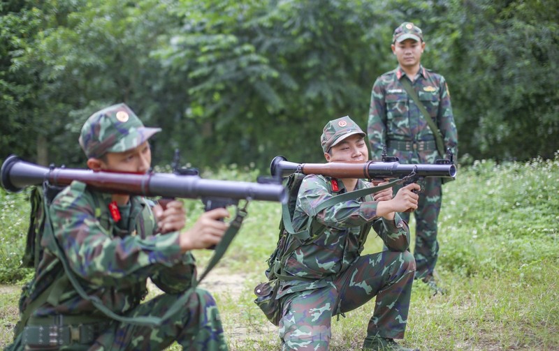 Xem bo doi trinh sat luon qua hang rao gai ren 'tinh than thep'-Hinh-13