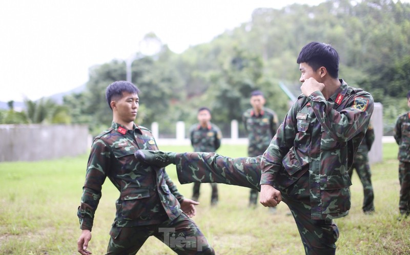 Xem bo doi trinh sat luon qua hang rao gai ren 'tinh than thep'-Hinh-14