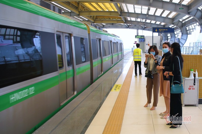 Metro Cat Linh - Ha Dong bat ngo dung giua duong, khach duoc hoan ve