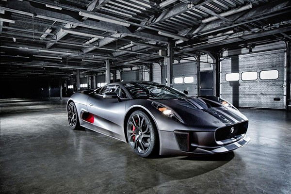 Jaguar C-X75 va Range Rover Sport cung xuat hien trong phim 007-Hinh-2