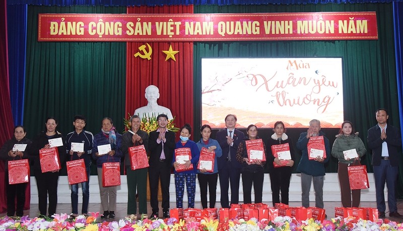 Chu tich VUSTA Phan Xuan Dung trao qua Tet tai Ha Tinh-Hinh-2