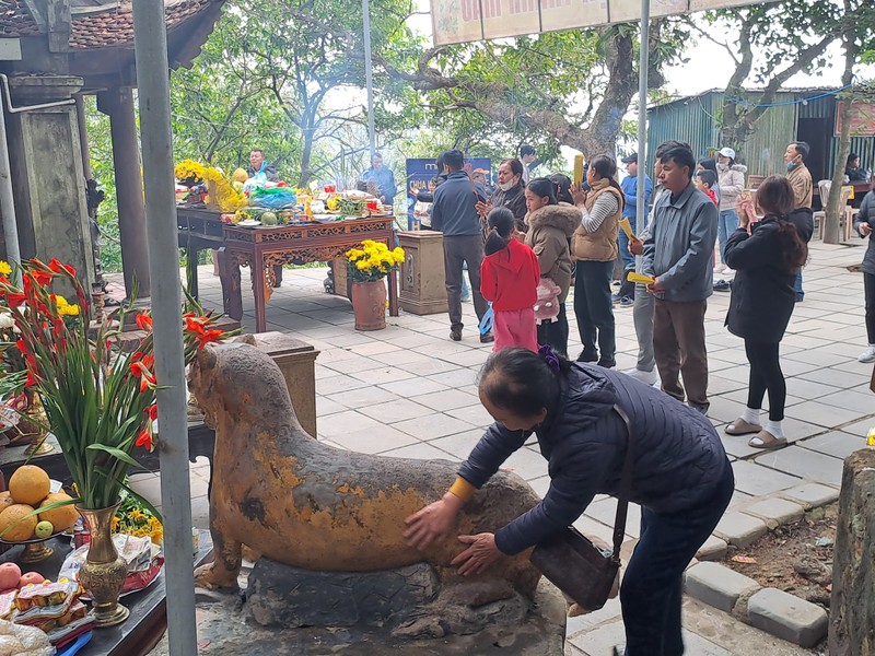 Hang nghin du khach do ve chua Huong Tich Ha Tinh dau nam-Hinh-5