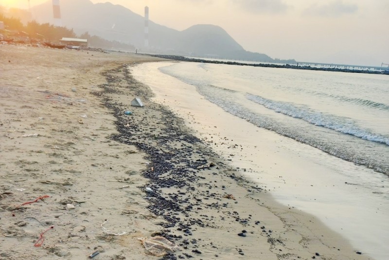 View - 	Dầu hắc vón cục xuất hiện đen kịt dọc bờ biển ở Hà Tĩnh