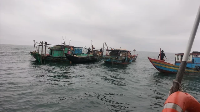 Ha Tinh: Hai vo chong mat tich khi danh bat hai san tren bien