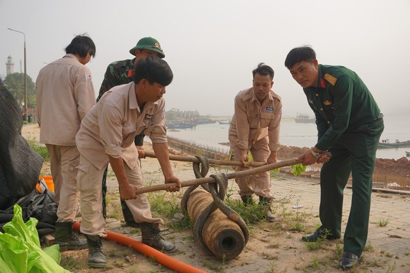 Quang Binh: Phat hien qua bom nang hon 200kg o noi dong dan cu