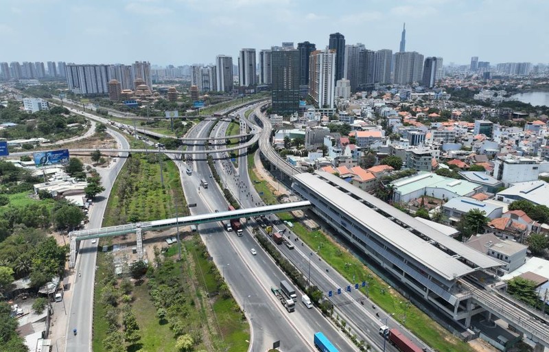 Can canh 2 cau vuot ket noi tuyen Metro so 1 vua hoan thanh