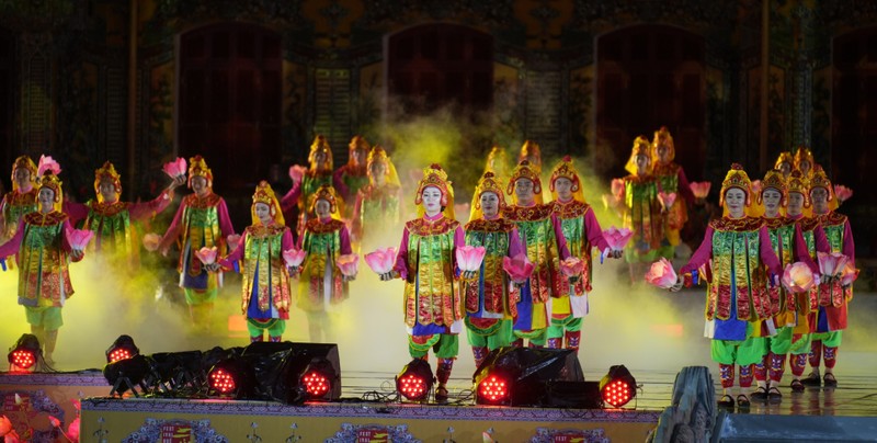 Lung linh dem khai mac Tuan le Festival Nghe thuat Quoc te Hue 2024-Hinh-3