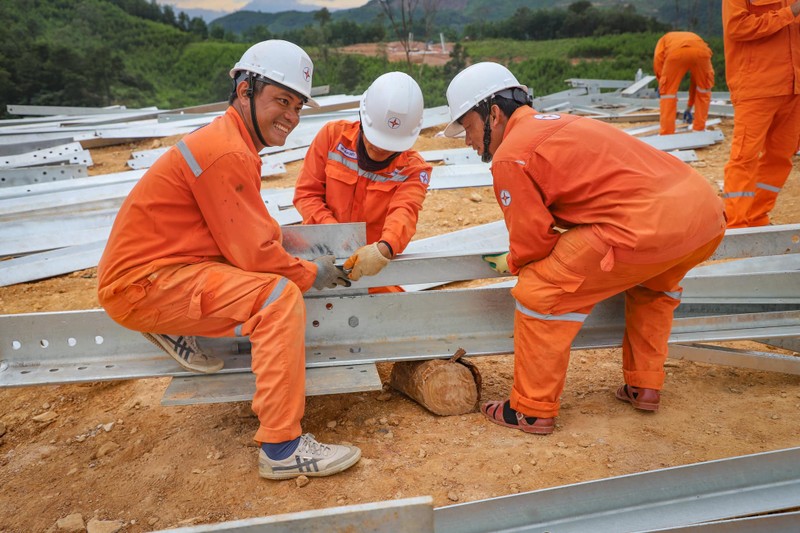 Xuc dong hinh anh co To quoc tung bay tren dinh cot dien 500kV-Hinh-2