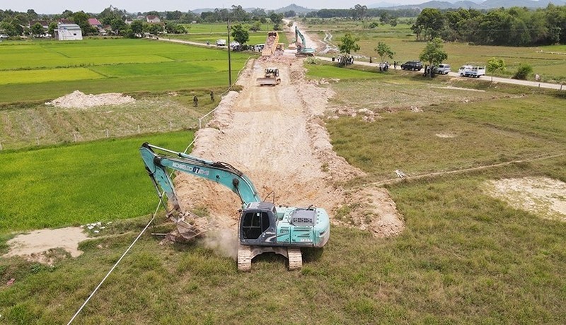 Tham hoi, dong vien gia dinh nan nhan vu sat lo dat o Ha Tinh-Hinh-2